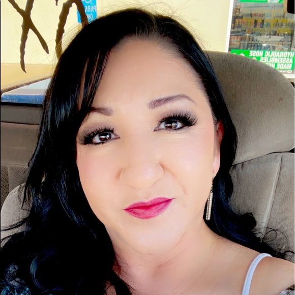 Meet your Posher, Cynthia - Picture 1 of 1